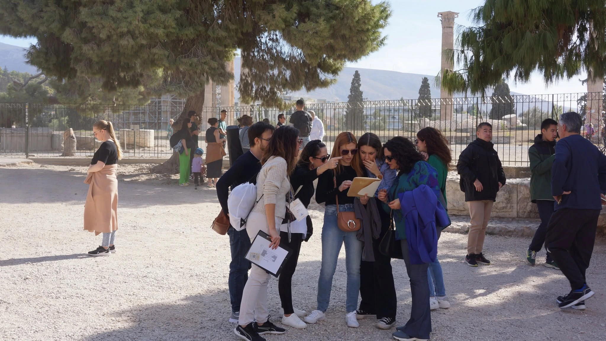 Ομάδα λύνει γρίφο δίπλα στους κίονες του Ναού του Ολυμπίου Διός